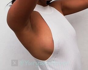 En el trabajo con mi blusa sideboob