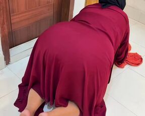 Egyptian Big Ass Curvy Muslim Hot Stepmom Stuck under Bed Then She want Anal fuck from me!