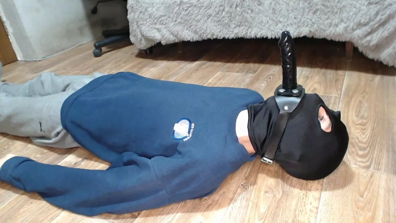 Slave satisfies Mistress with dildo gag