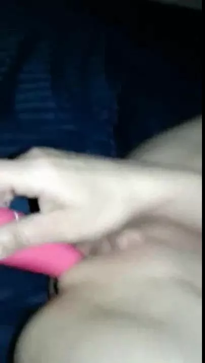 Sa femme se gode devant sa bite