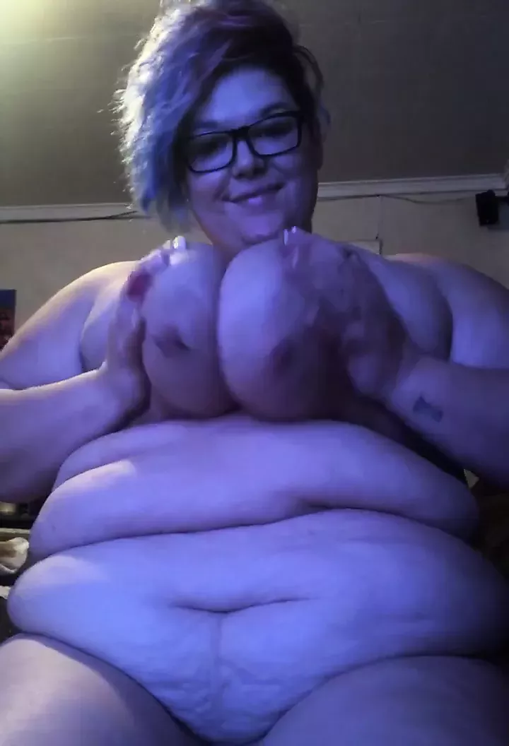 Bbwgoddess96 enjoys playing